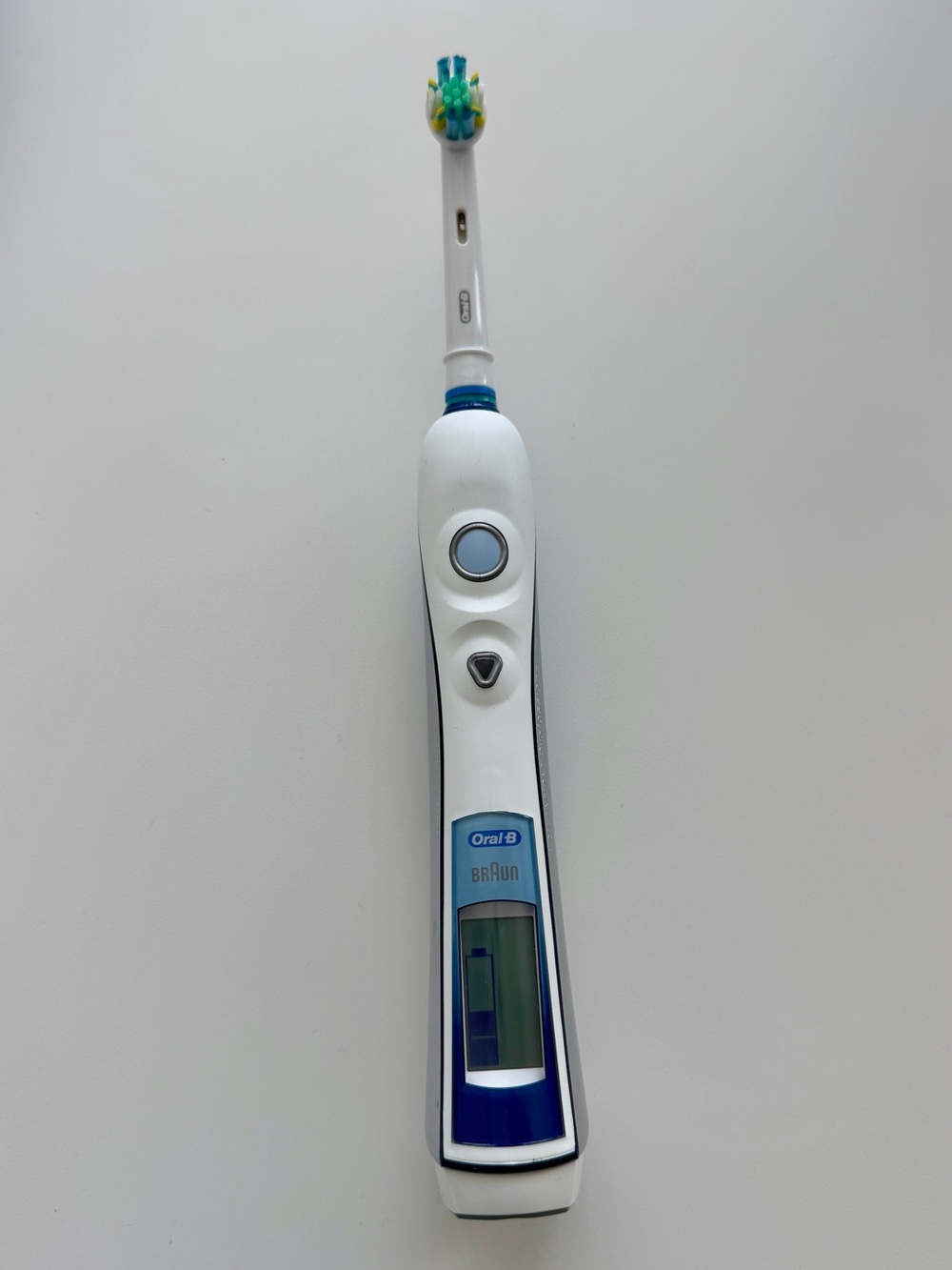 Oral‑B Braun Electric Toothbrush in White and Blue